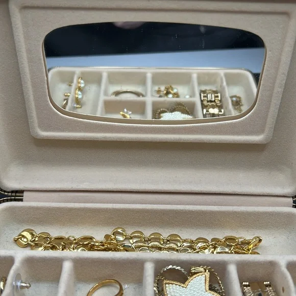 Vintage jewelry box with jewelry selection. Earring, necklaces, ring, etc. - Picture 5 of 16